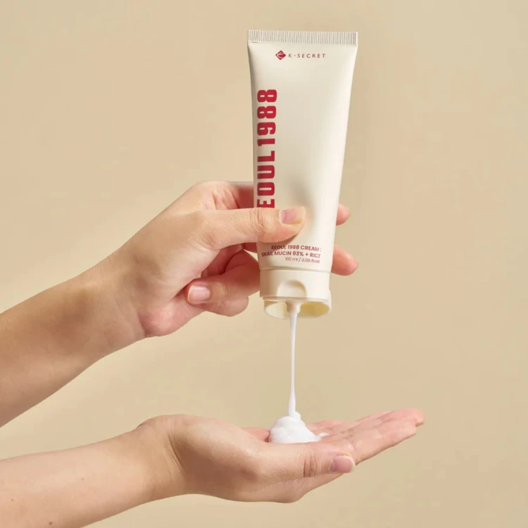 K-SECRET - SEOUL 1988 Cream : Snail Mucin 93% + Rice - Łagodzący Krem do Twarzy z Filtratem ze Śluzu Ślimaka i Ryżem - 100ml w użyciu