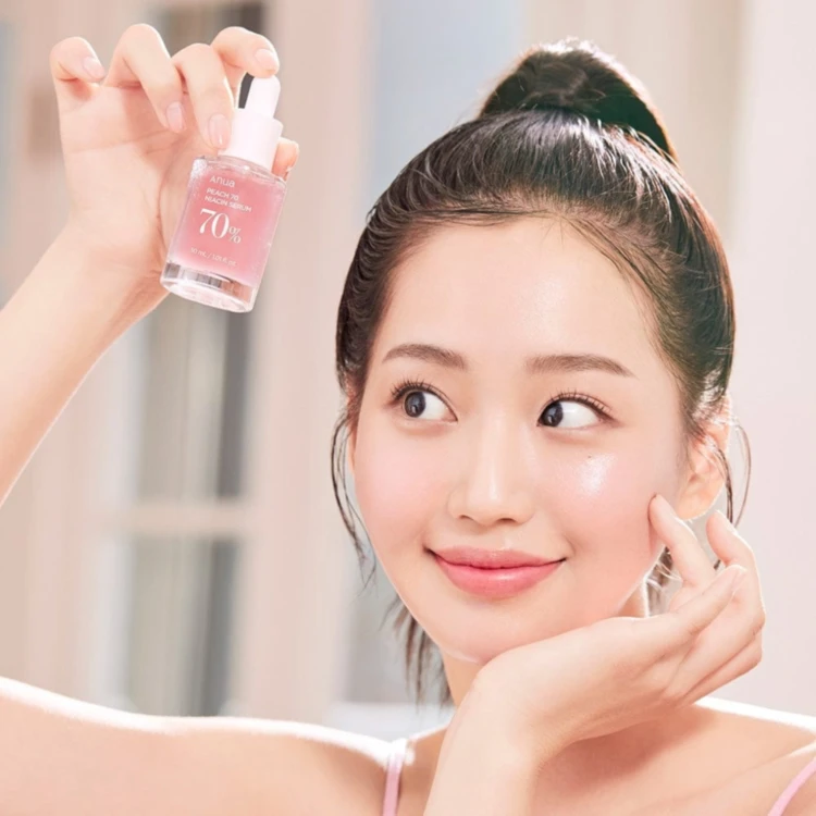 Anua - Peach 70 Niacin Serum - Serum Rozjaśniające z 70% Wodą Brzoskwiniową - 30ml w użyciu