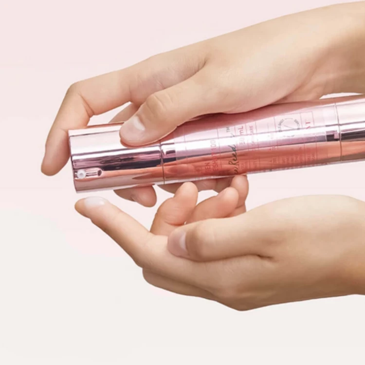 VT Cosmetics - Collagen Reedle Shot 100 - Ujędrniające Serum Kolagenowe z Mikroigłami - 50ml w użyciu