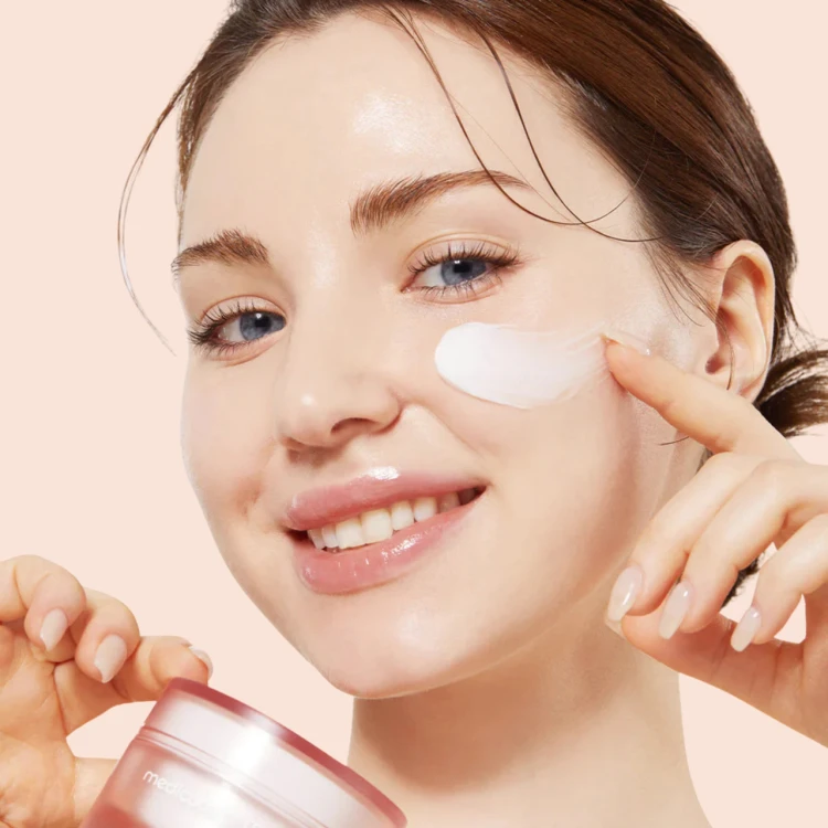 Medicube Triple Collagen Cream Ujędrniający Krem do Twarzy 50ml w użyciu