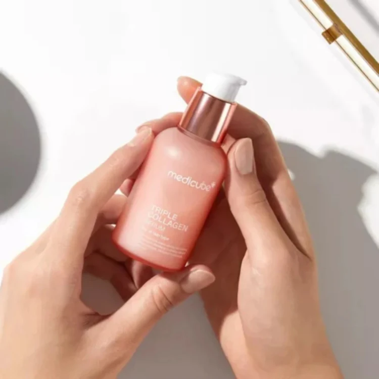 Medicube - Triple Collagen Serum - Ujędrniające Serum do Twarzy - 55ml w użyciu