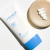 FRUDIA - Ultra UV Shield Sun Essence SPF50+ - Głęboko nawilżająca esencja do twarzy z filtrem UV - 50g w aranżacji i użyciu