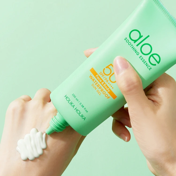 Holika Holika - Aloe Waterproof Sun Gel SPF50+/PA++++ - Łagodzący Krem z Filtrem Przeciwsłonecznym - 100ml w użyciu