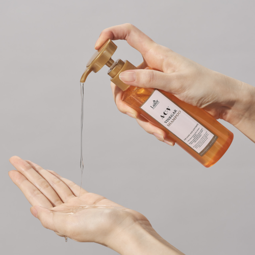 La'dor - ACV Vinegar Shampoo - Głęboko Oczyszczający Szampon z Octem Jabłkowym - 150ml w użyciu