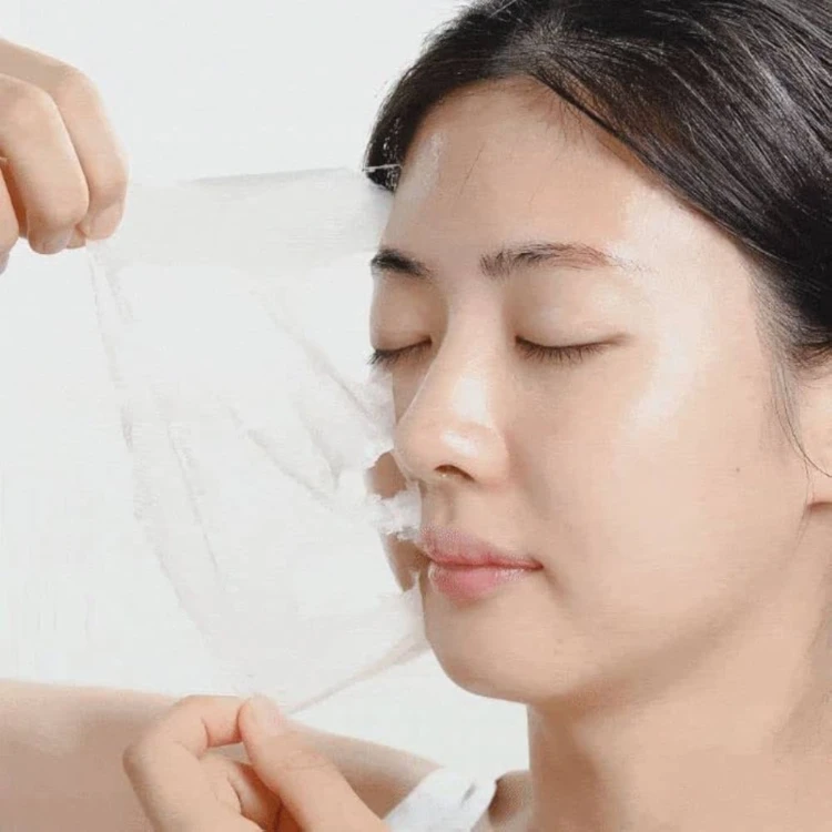 Medi-Peel - Red Lacto Collagen Wrapping Mask - Regenerująca maseczka przeciwstarzeniowa do twarzy z kolagenem - 70ml w aranżacji i użyciu