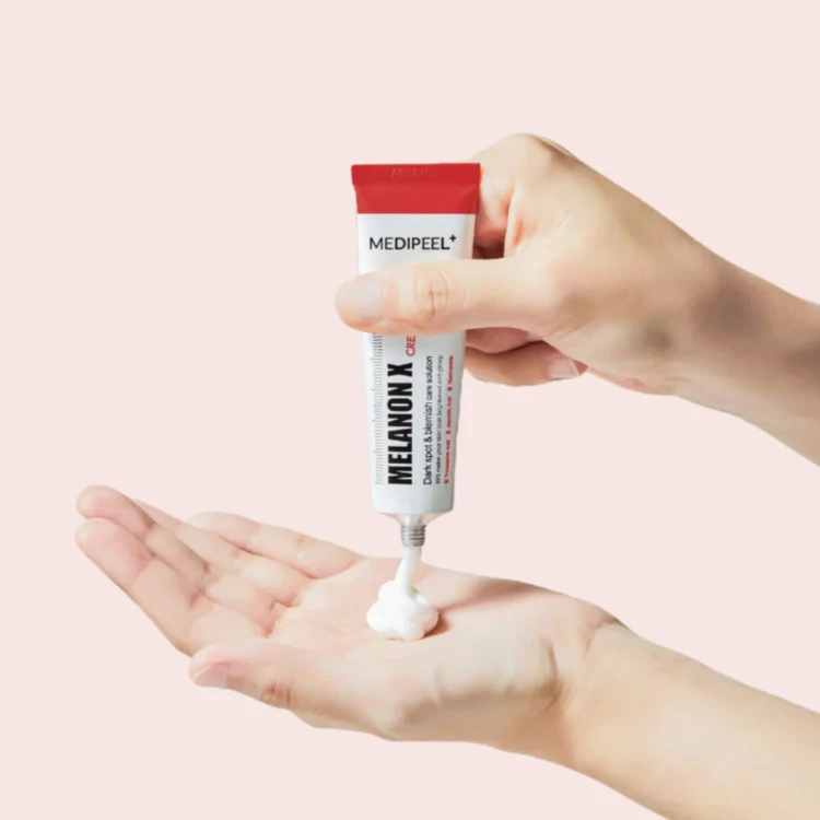 Medi-Peel - Melanon x Cream - Rozjaśniający Krem ​​na Zmiany Pigmentacyjne do Twarzy - 30ml w użyciu