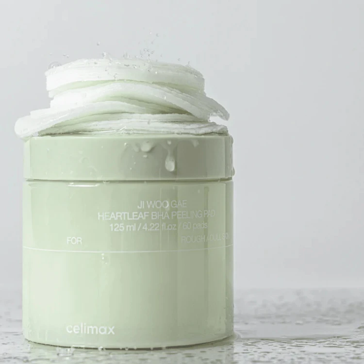 Celimax - Ji Woo Gae BHA Peeling Pad - Peelingujące Płatki do Twarzy - 60szt w użyciu
