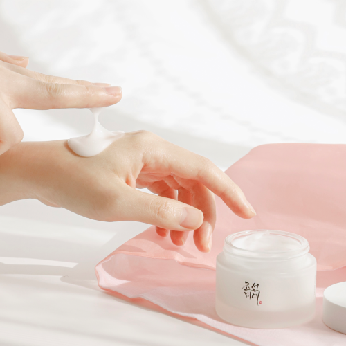 Beauty of Joseon - Dynasty Cream - Delikatny nawilżający krem do twarzy - 50ml w aranżacji i użyciu
