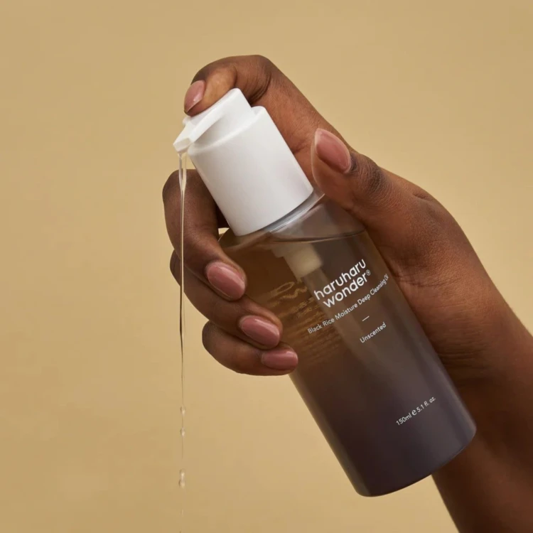 Haruharu Wonder - Black Rice Moisture Deep Cleansing Oil - Głęboko Oczyszczający Olejek do Demakijażu - 150ml w użyciu