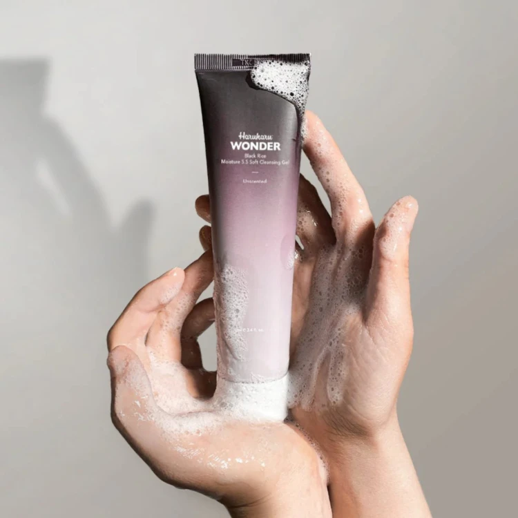 Haruharu Wonder - Black Rice Moisture 5.5 Soft Cleansing Gel - Żel do Twarzy z Fermentem Ryżowym - 100ml w użyciu
