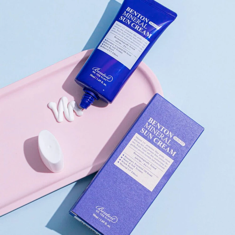 BENTON Skin Fit Mineral Sun Cream SPF50+ PA++++ - Mineralny krem przeciwsłoneczny do twarzy - 50ml w aranżacji