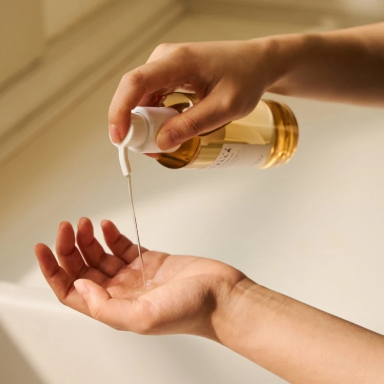 SKIN1004 - Madagascar Centella Light Cleansing Oil - Lekki Olejek do Mycia Twarzy - 200ml  w użyciu