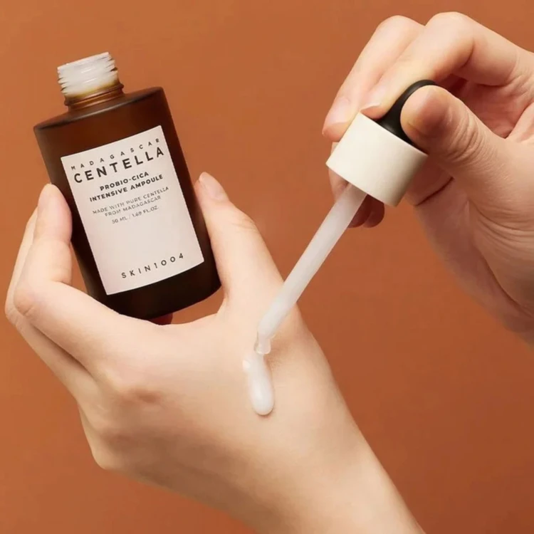SKIN1004 - Madagascar Centella Probio-Cica Intensive Ampoule - Wzmacniające Serum do Twarzy - 50ml w aranżacji