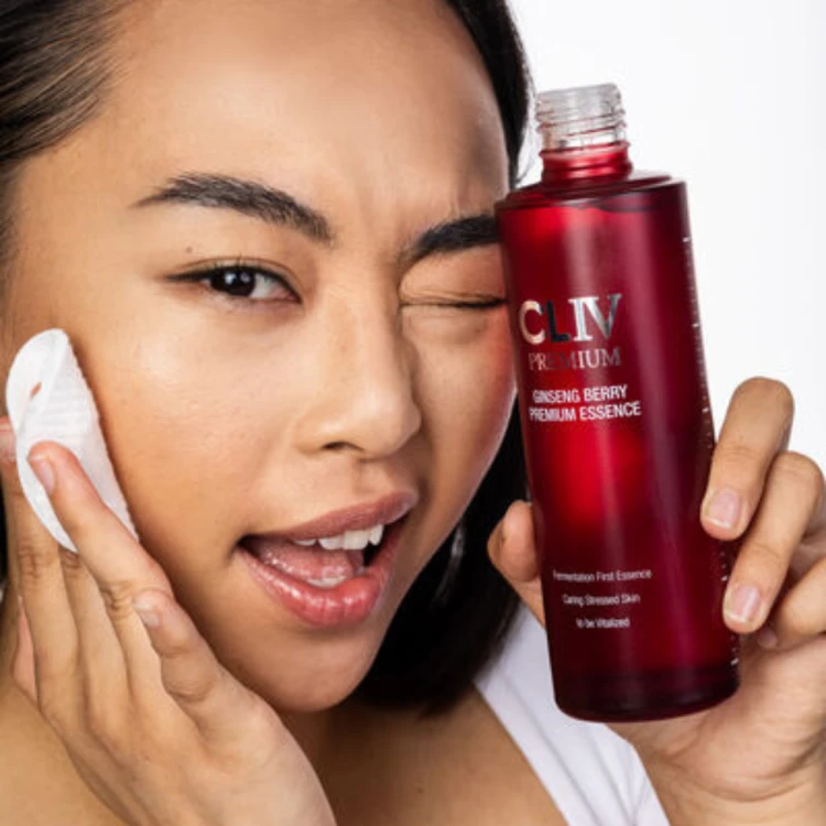 CLIV - Ginseng Berry Premium Essence - Nawilżająco-Witalizująca Esencja do Twarzy z Jagodami Żeń-Szenia - 180ml w użyciu