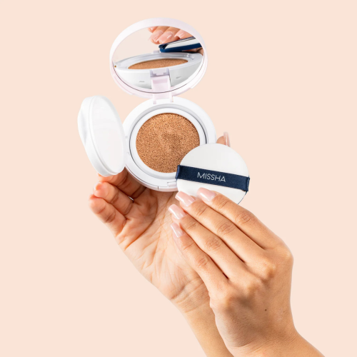Missha - Magic Cushion Cover Lasting SPF50+/PA+++ - Podkład w Poduszce z Filtrem - #21 Neutral Light Beige - 15g w aranżacji