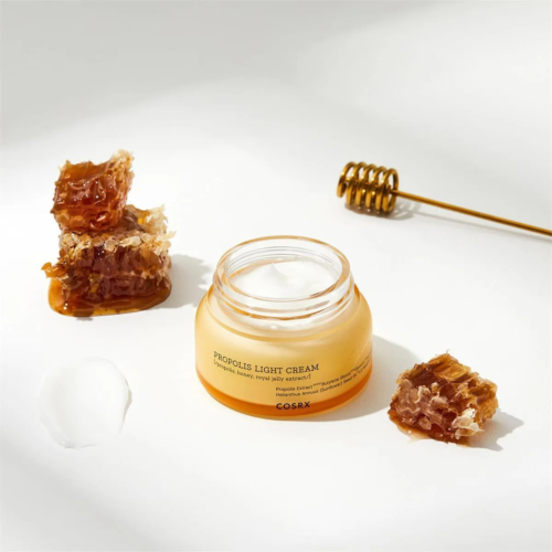 COSRX - Propolis Light Cream - Lekki Krem na Bazie Ekstraktu z Propolisu - 65ml w aranżacji