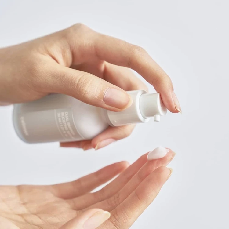 Celimax - Dual Barrier Boosting Serum - Nawilżające Serum z Kompleksem Ceramidów - 30ml w użyciu