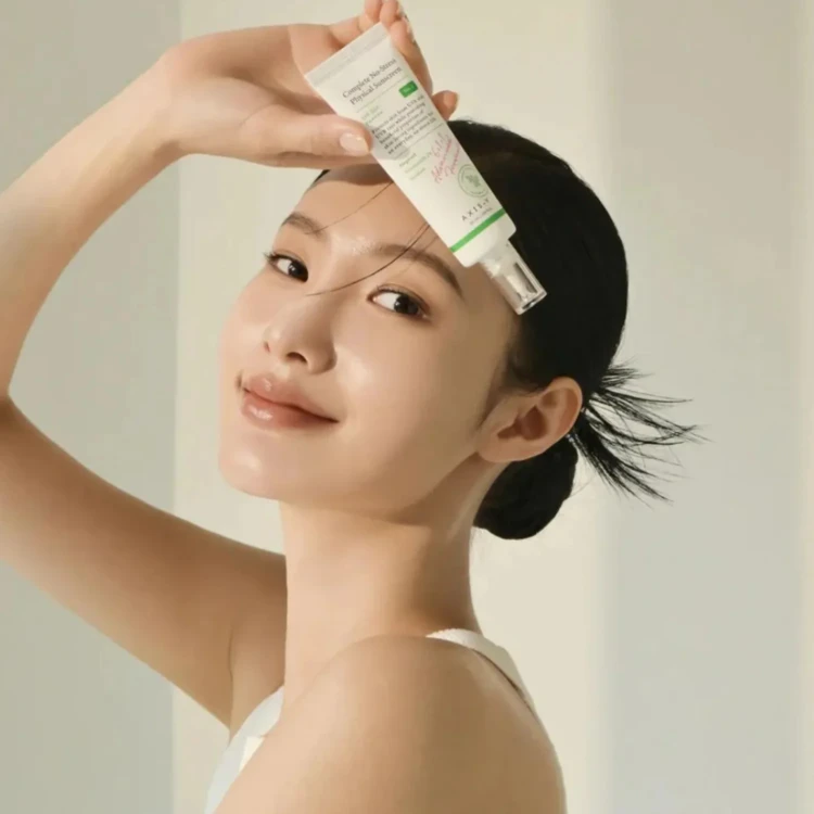 Axis-y - Complete No-Stress Physical Sunscreen SPF50+/PA++++ - Krem z Filtrami Fizycznymi - 50ml  w użyciu