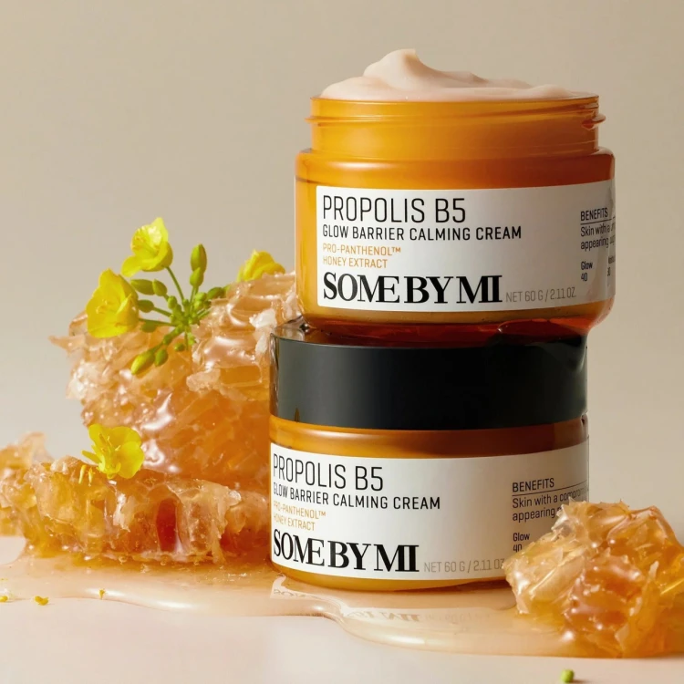 SomeByMi - Propolis B5 Glow Barrier Calming Cream - Regenerujący Krem do Twarzy z Propolisem - 60g w aranżacji