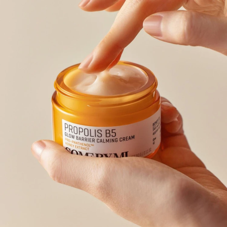 SomeByMi - Propolis B5 Glow Barrier Calming Cream - Regenerujący Krem do Twarzy z Propolisem - 60g w użyciu