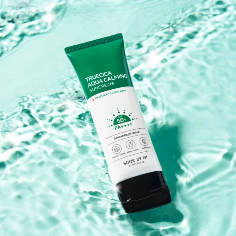 SomeByMi - Truecica Aqua Calming Suncream SPF50+/PA++++ - Łagodzący Krem z Filtrem Przeciwsłonecznym - 50ml aranżacja