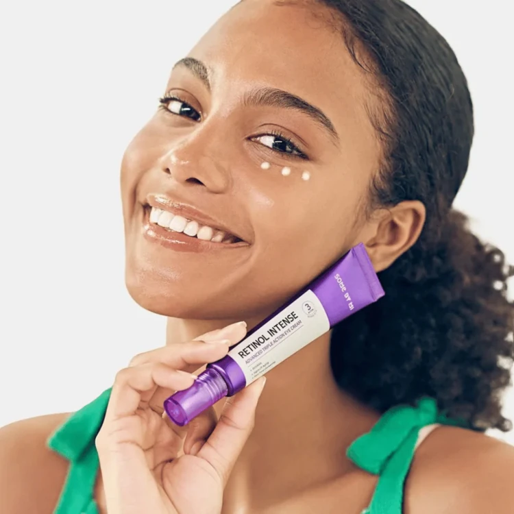 SomeByMi - Retinol Intense Advanced Triple Action Eye Cream - Przeciwzmarszczkowy Krem pod Oczy z Retinolem - 30ml w użyciu