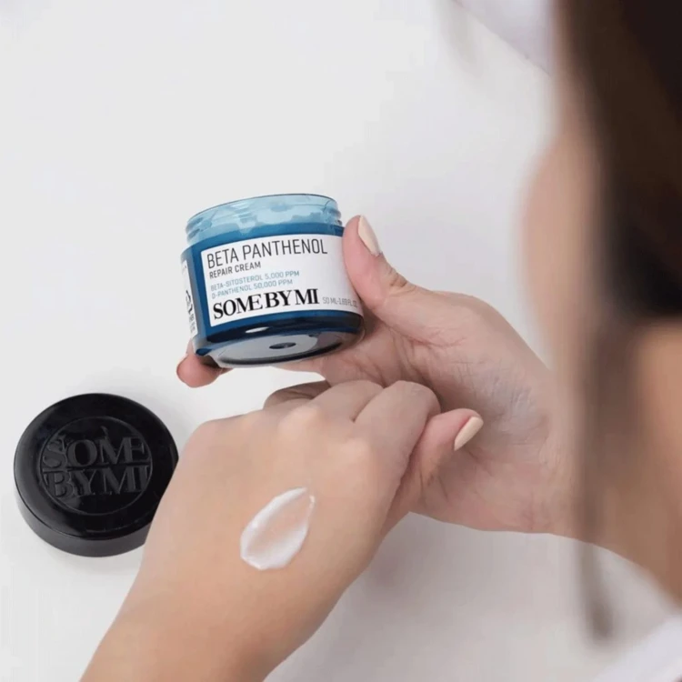 SomeByMi - Beta Panthenol Repair Cream - Naprawczy Krem do Twarzy - 50ml w użyciu