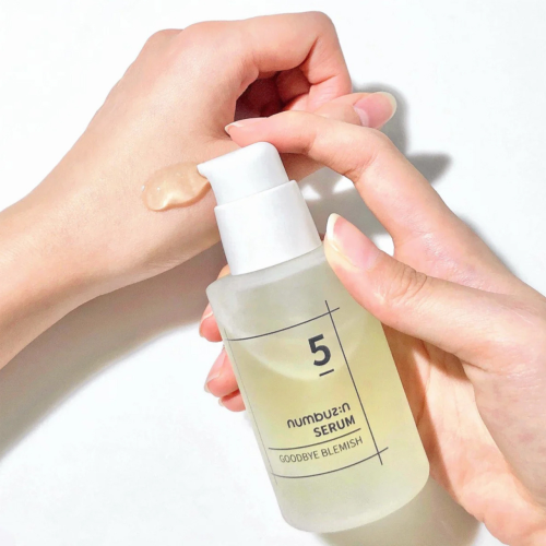 Numbuzin - No.5 Goodbye Blemish Serum - Serum na Niedoskonałości z Niacynamidem i Witaminą C - 50ml w użyciu