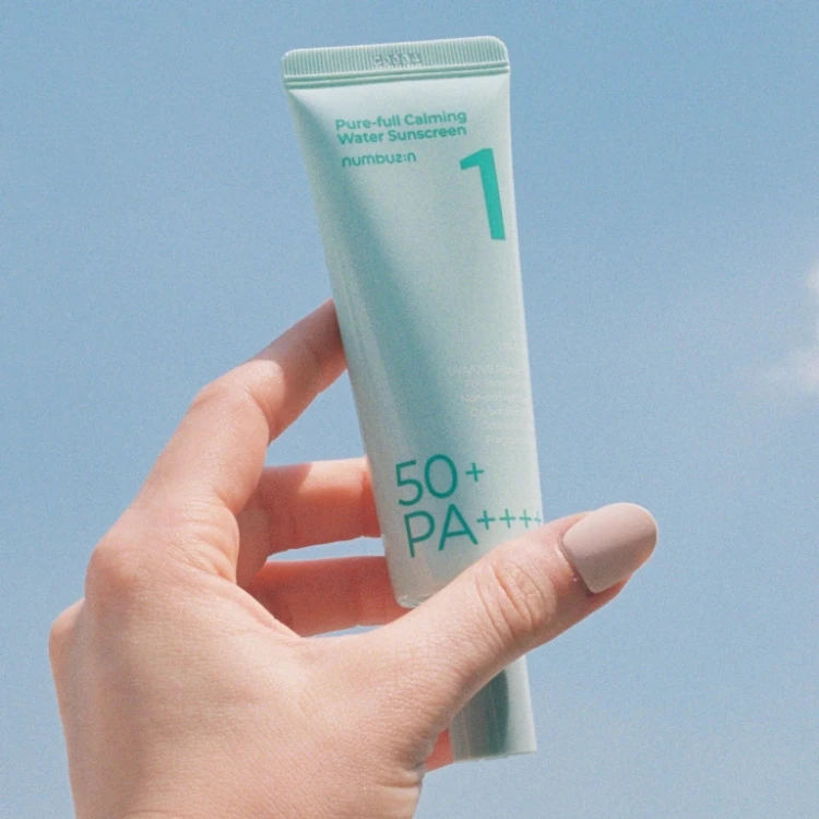 Numbuzin - No.1 Clear Filter Sun Essence SPF50+ PA++++ - Rozświetlająca Esencja z Filtrem - 50ml w użyciu
