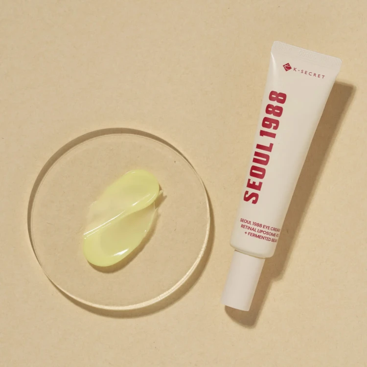 K-SECRET - SEOUL 1988 Eye Cream : Retinal Liposome 4% + Fermented Bean - Ujędrniający Krem pod oczy z Retinalem - 30ml w użyciu