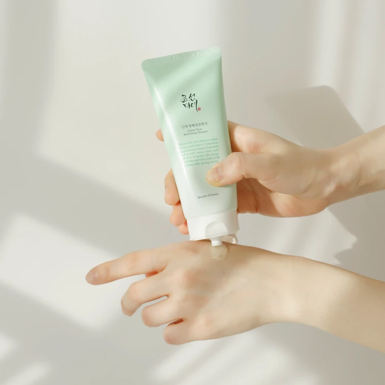 Beauty of Joseon - Green Plum Refreshing Cleanser - Odświeżający żel oczyszczający do twarzy - Zielona Śliwka - 100ml w użyciu