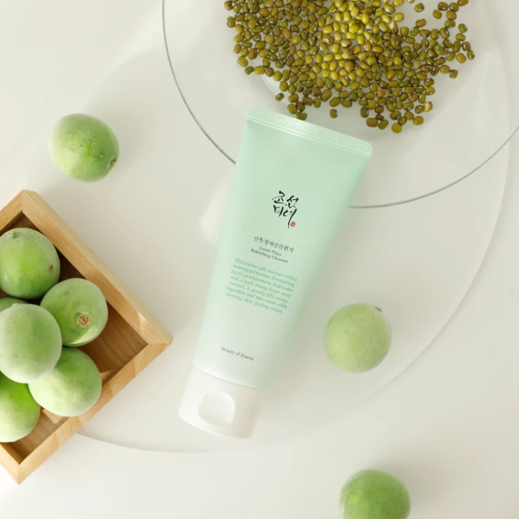 Beauty of Joseon - Green Plum Refreshing Cleanser - Odświeżający żel oczyszczający do twarzy - Zielona Śliwka - 100ml w aranżacji