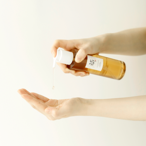 Beauty of Joseon - Ginseng Cleansing Oil - Olejek do demakijażu oczyszczający z żeń-szeniem - 210ml w użyciu