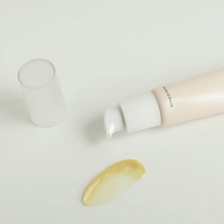 Beauty of Joseon - Revive Eye Serum - Ginseng + Retinal - Przeciwzmarszczkowe serum pod oczy - Żeń-szeń + Retinal - 30ml w użyciu