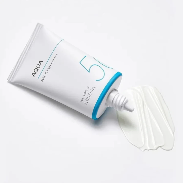 Missha - All-Around Safe Block Aqua Sun SPF50+/PA++++ - Krem z Filtrem Przeciwsłonecznym - 50ml w użyciu