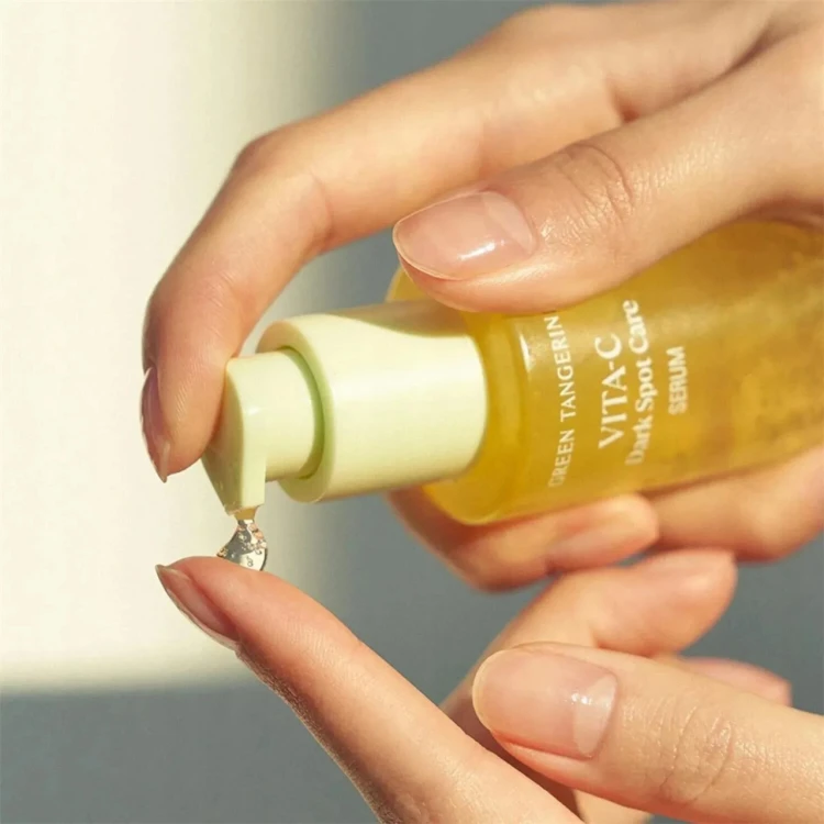 Goodal - Green Tangerine Vita C Dark Spot Care Serum - Rozjaśniające Serum do Twarzy - 40ml w użyciu