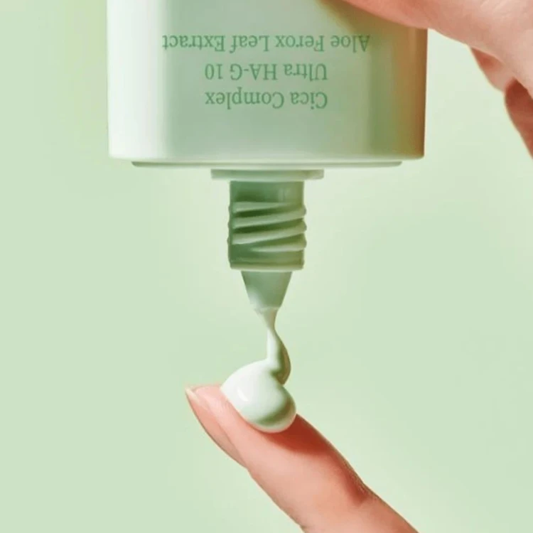 Tocobo - Cica Calming Sun Serum SPF50+ PA++++ - Serum Przeciwsłoneczne - 50ml w użyciu