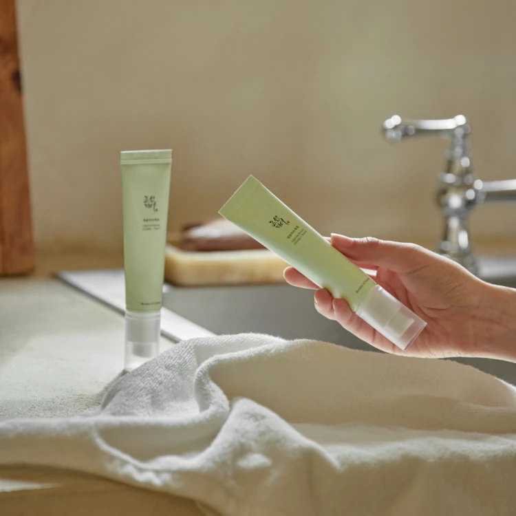 Beauty of Joseon - Light On Serum - Centella + Vita C - Serum Rozjaśniające z Witaminą C - 30ml w aranżacji i użyciu