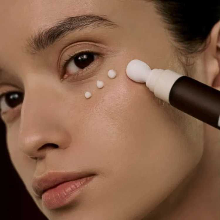 SKIN1004 - Madagascar Centella Probio-Cica Bakuchiol Eye Cream - Krem pod Oczy z Bakuchiolem - 20ml w użyciu
