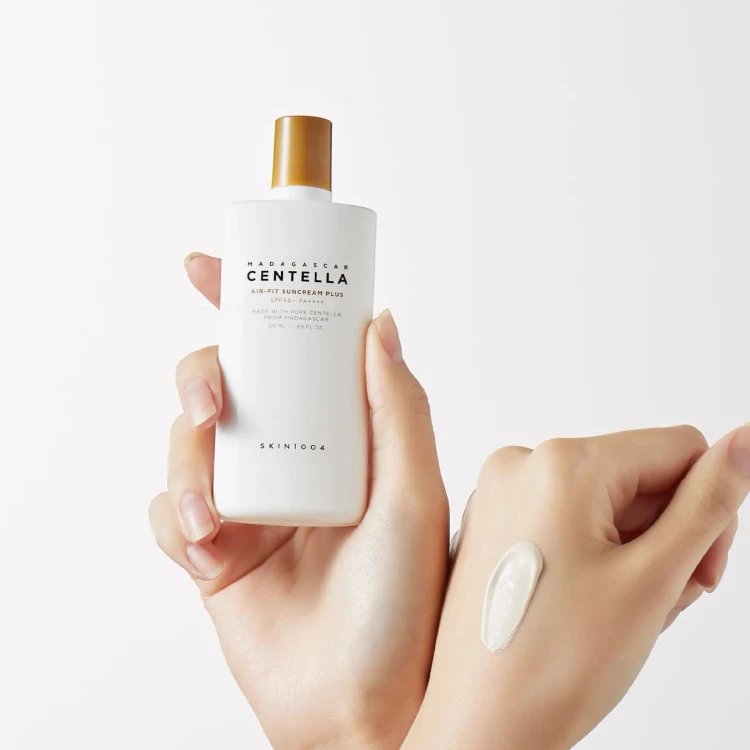 SKIN1004 - Madagascar Centella Air-Fit Suncream Plus SPF50+/PA++++ - Lekki Krem Przeciwsłoneczny - 50ml w aranżacji