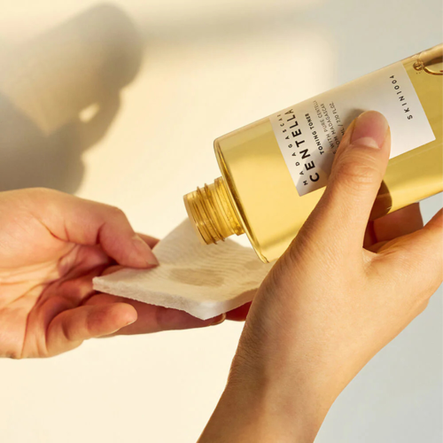 SKIN1004 - Madagascar Centella Toning Toner - Tonik do Twarzy z Wąkrotą Azjatycką - 210ml w użyciu