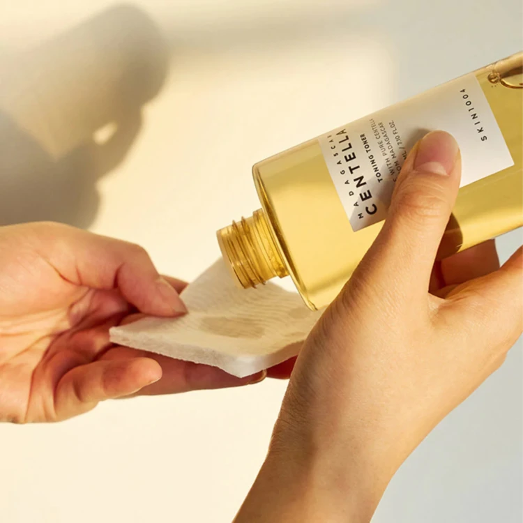 SKIN1004 - Madagascar Centella Toning Toner - Tonik do Twarzy z Wąkrotą Azjatycką - 210ml w użyciu