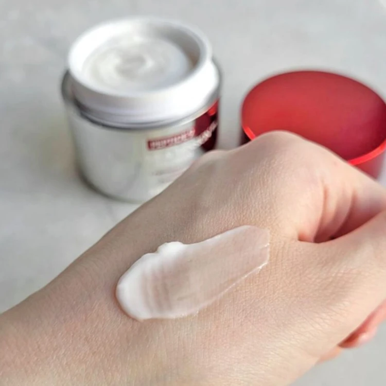 Medi-Peel - Peptide 9 Volume and Tension Tox Cream Pro - Liftingujący Krem z Peptydami - 50ml w użyciu