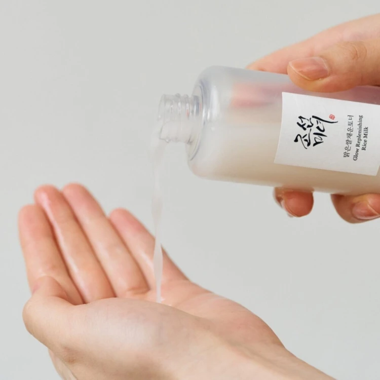 Beauty of Joseon - Glow Replenishing Rice Milk - Nawilżający Tonik Ryżowy do Twarzy - 150ml w użyciu