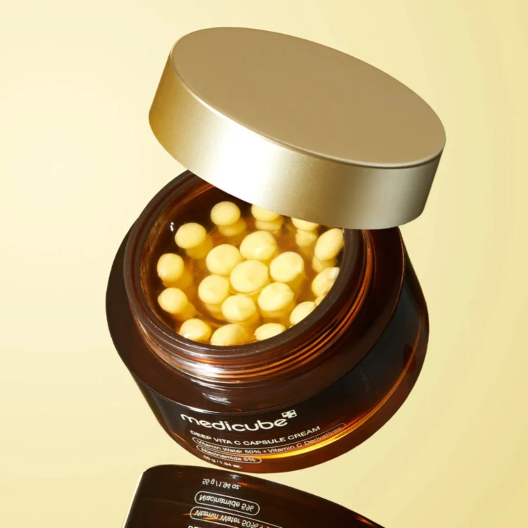 Medicube - Deep Vita C Capsule Cream - Rozjaśniająco-Ujędrniający Krem kapsułkowy do twarzy - 55g w aranżacji