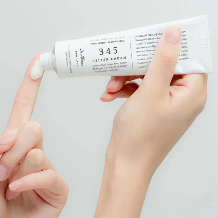 Dr. Althea - 345 Relief Cream - Regenerujący Krem do Twarzy - 50ml w użyciu